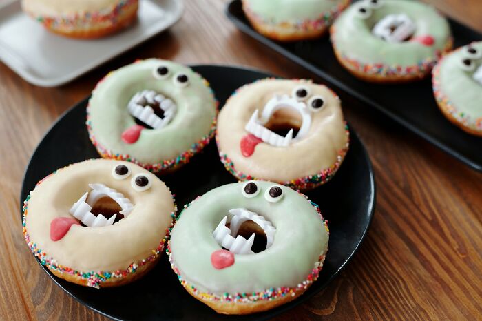 Donuts-in-black-plate