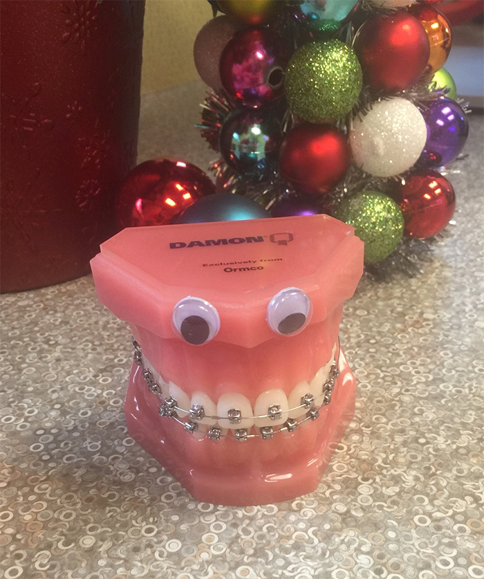 denture-figure-looks-happy