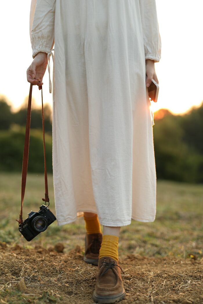 lady-holding-a-camera